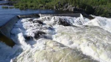 Akan suyu olan hidroelektrik baraj. Vahşi ormandaki peri şelalesi. Harika bir tatlı su şelalesi akıyor. Kükreyen bir deresi olan orman kayaları. 4K ve yavaş çekim.