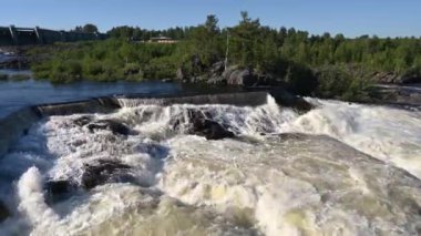 Akan suyu olan hidroelektrik baraj. Vahşi ormandaki peri şelalesi. Harika bir tatlı su şelalesi akıyor. Kükreyen bir deresi olan orman kayaları. 4K ve yavaş çekim.