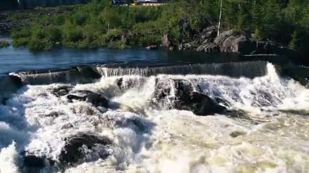 Presa Hidroeléctrica Con Agua Corriente Cascada Hadas Bosque Salvaje Maravillosas — Vídeos de Stock