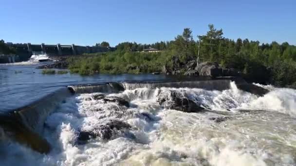 Presa Hidroeléctrica Con Agua Corriente Cascada Hadas Bosque Salvaje Maravillosas — Vídeos de Stock