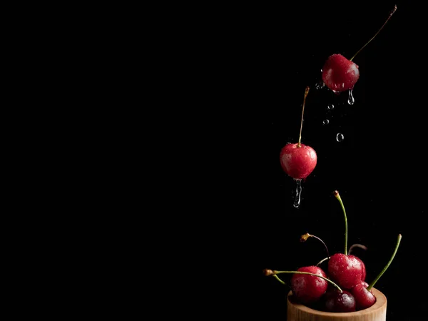 Picolé Com Cerejas Frescas Fundo Escuro Tiro Dinâmico Com Ação — Fotografia de Stock