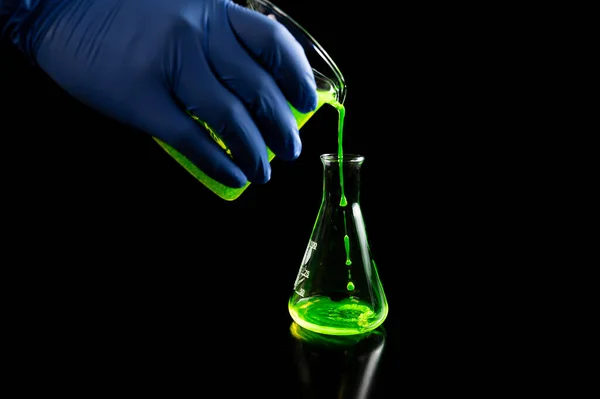 Científico Investigador Que Experimenta Con Gotas Fluorescentes Verdes Frasco Cónico —  Fotos de Stock