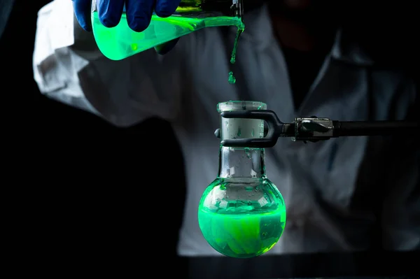 Uma Mulher Cientista Experimentando Com Uma Solução Fluorescente Verde Frasco — Fotografia de Stock