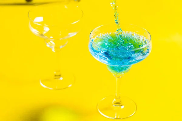 Barman Nalévá Sklenice Alkoholu Jasně Žlutém Pozadí Baru Curacao Sirup — Stock fotografie