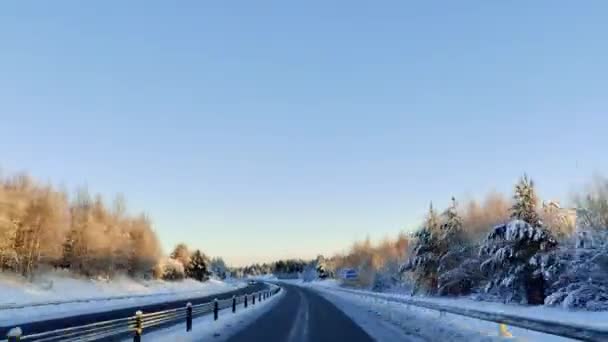 Przejażdżka Pokrytej Śniegiem Drodze Czasie Czysty Horyzont Nieba Światło Słoneczne — Wideo stockowe