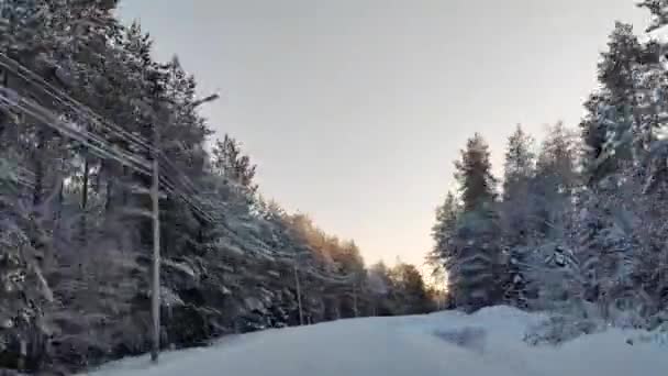 Przejażdżka Pokrytej Śniegiem Drodze Czasie Czysty Horyzont Nieba Światło Słoneczne — Wideo stockowe