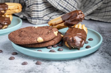 Sevgililer Günü kutlamaları için çikolatalı kurabiye ve cips ile kaplanmış yarım sindirim bisküvisi. Kırıntılarla kısmen yenmiş. yan görünüm.