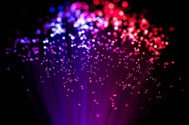 Karanlık tarafa odaklanmış ışıklar, siyah arka plan. Renkli festival sezonu arka plan telif uzayı. Optik fiber Gece Işıkları. Parlayan gökkuşağı damlaları ve parıltılar. Dijital sanat. 3B görüntüleme.