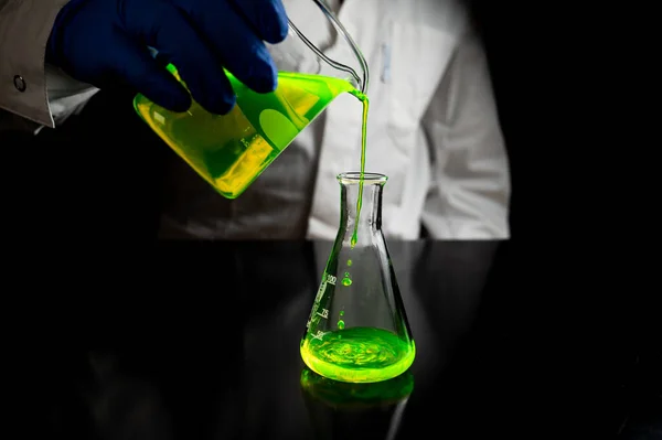 Cientista Pesquisa Experimentando Com Gotas Fluorescentes Verdes Frasco Cônico Vidro — Fotografia de Stock