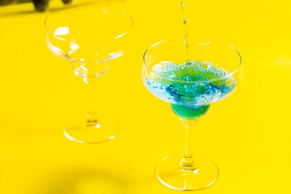 Barista Versando Sciroppo Curacao Blue Lagoon Mescolato Con Vodka Cocktail — Foto Stock