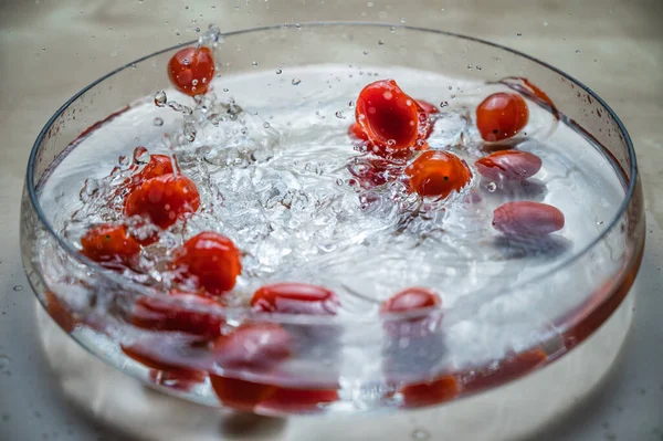 Großaufnahme Von Bio Gemüse Frische Rote Baby Kirschpflaumen Tomaten Baby — Stockfoto