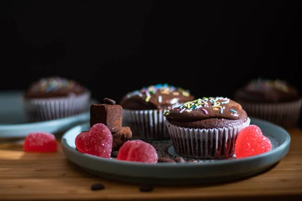 Köstliche Schokolade Muffin Cupcake Mit Bunten Streusel Weiße Sahne Topin Stockfoto