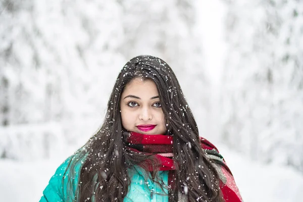 Egy Gyönyörű Portréja Színes Kabátban Egy Gyönyörű Színes Kabátos Sétál — Stock Fotó