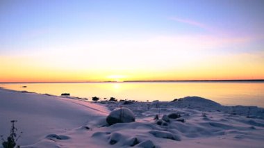 4K Majestic 'in günbatımı ya da gündoğumu videosu. Doğanın ışığın su yansıması renkli bulutlu gökyüzü ve ufuk manzarası. Renkli karanlık gün batımı.