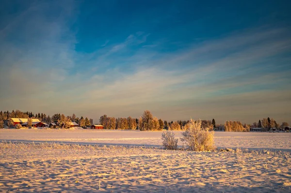 Μια Γραφική Υπαίθρια Χειμώνα Ενός Όμορφου Τοπίου Ηλιαχτίδες Και Μικρή — Φωτογραφία Αρχείου