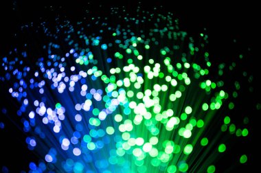 Karanlık tarafa odaklanmış ışıklar, siyah arka plan. Renkli festival sezonu arka plan telif uzayı. Optik fiber Gece Işıkları. Parlayan gökkuşağı damlaları ve parıltılar. Dijital sanat. 3B görüntüleme.