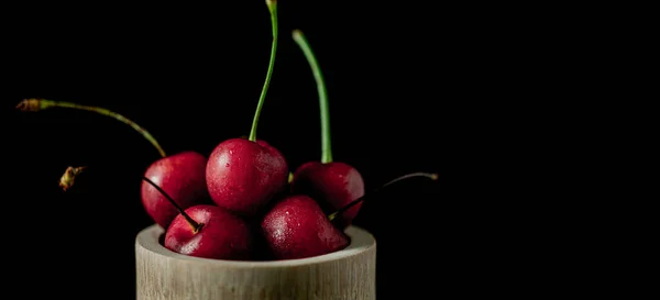 Picolé Com Cerejas Frescas Fundo Escuro Tiro Dinâmico Com Ação — Fotografia de Stock