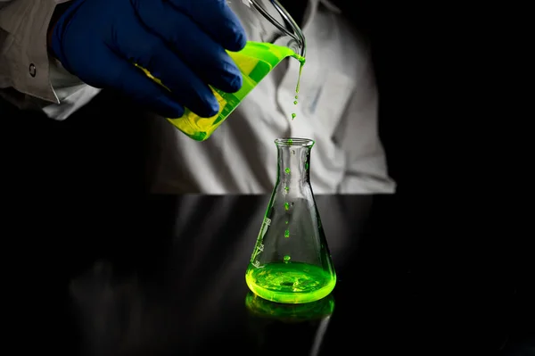 Científico Investigador Que Experimenta Con Gotas Fluorescentes Verdes Frasco Cónico — Foto de Stock