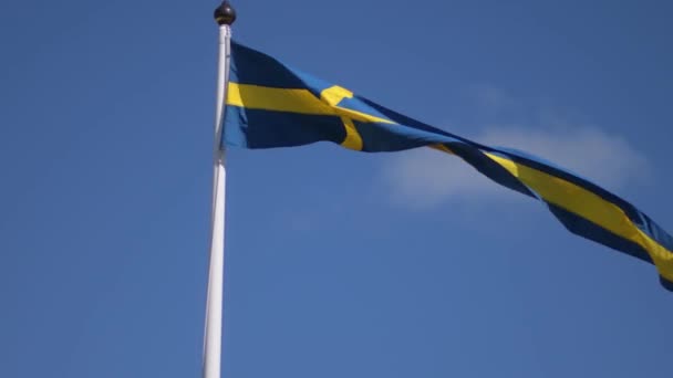 Zweedse Vlaggen Zwaaien Met Wind Stromen Onder Blauwe Hemel Voor — Stockvideo