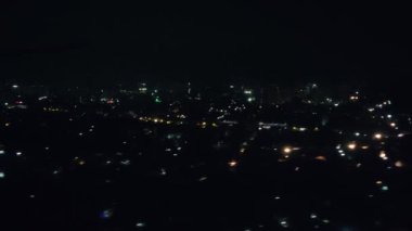 Uçak uçuşu. Bulutların üzerinde uçan bir uçağın kanatları. Gün batımı ve gündoğumu gökyüzü. Uçağın penceresinden bak. Uçak, uçak. Hava yoluyla seyahat etmek. 4K UHD video