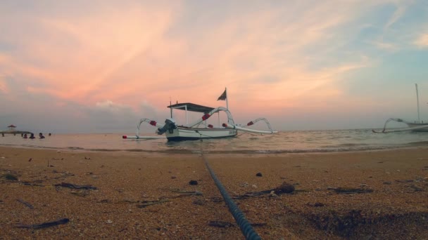 Sanur Beach Sunrise Traditional Balinese Fishing Boats Tied Sea Shore — Stock Video