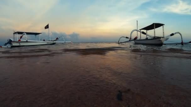 Sanur Beach Sunrise Traditional Balinese Fishing Boats Tied Sea Shore — Stock Video