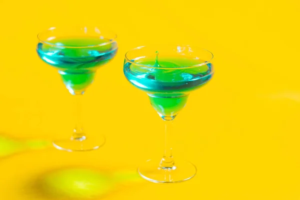Barman Nalévá Sklenice Alkoholu Jasně Žlutém Pozadí Baru Curacao Sirup — Stock fotografie
