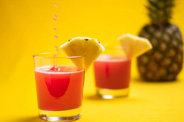 Jugo Piña Primer Plano Vidrio Cerca Fruta Rodajas Con Salpicadura —  Fotos de Stock