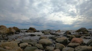 4K zaman aşımı Majestic gün batımı ya da gün doğumu manzarası. Doğanın inanılmaz ışığının su yansıması gökyüzü bulutları ve bulutlar hareket ediyor 4K renkli karanlık gün batımı