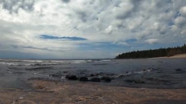 4K zaman aşımı Majestic gün batımı ya da gün doğumu manzarası. Doğanın inanılmaz ışığının su yansıması gökyüzü bulutları ve bulutlar hareket ediyor 4K renkli karanlık gün batımı