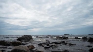 4K zaman aşımı Majestic gün batımı ya da gün doğumu manzarası. Doğanın inanılmaz ışığının su yansıması gökyüzü bulutları ve bulutlar hareket ediyor 4K renkli karanlık gün batımı