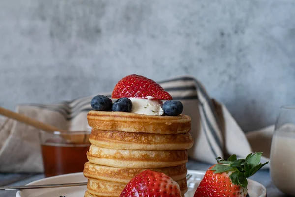 Freie Sicht Auf Stapel Von Pfannkuchen Mit Honigstange Erdbeere Blaubeere — Stockfoto