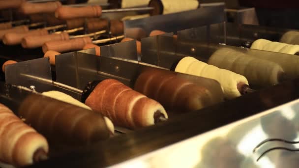 Nemzeti Cseh Trdelnik Édes Csemege Készült Utcán Frissen Sült Trdelnik — Stock videók