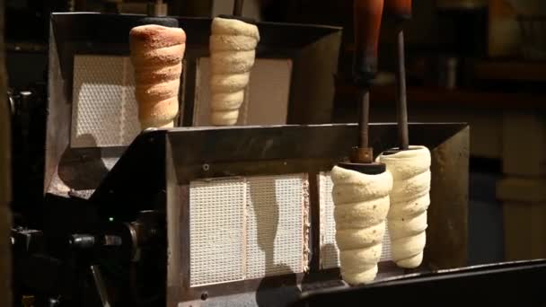 National Czech Trdelnik Sweet Delicacy Prepared Street Fresh Baked Trdelnik — 图库视频影像