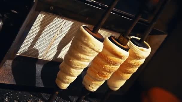 National Czech Trdelnik Sweet Delicacy Prepared Street Fresh Baked Trdelnik — 비디오