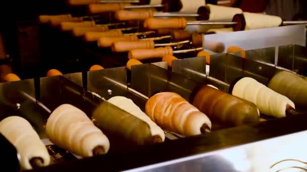 National Czech Trdelnik Sweet Delicacy Prepared Street Fresh Baked Trdelnik – stockvideo