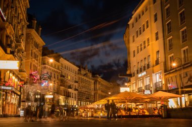 Viyana, Avusturya - 6 Haziran 2022. Nightscape Viyana şehir merkezi uzun pozlama fotoğrafçılık. Gece vakti şehir mimarisi binasında bulut manzarası.
