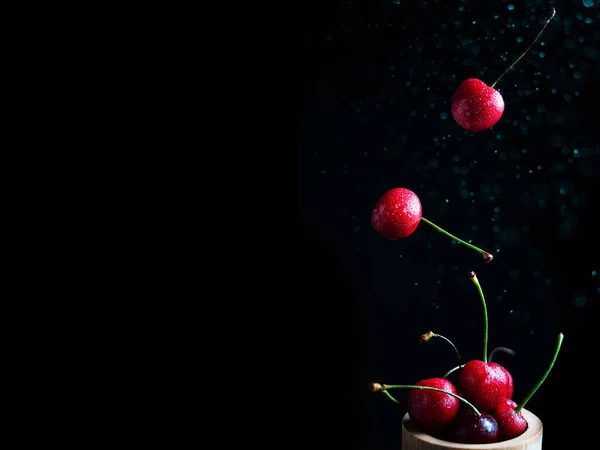 Popsicle Con Cerezas Frescas Sobre Fondo Oscuro Plano Dinámico Con —  Fotos de Stock