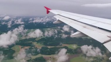 Uçak uçuşu. Bulutların üzerinde uçan bir uçağın kanatları. Gün batımı ve gündoğumu gökyüzü. Uçağın penceresinden bak. Uçak, uçak. Hava yoluyla seyahat etmek. 4K UHD video