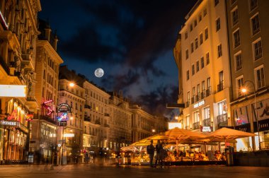 Viyana, Avusturya - 6 Haziran 2022. Nightscape Viyana şehir merkezi uzun pozlama fotoğrafçılık. Gece vakti şehir mimarisi binasında bulut manzarası.