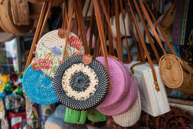 Doğu Asya, Bali, Endonezya 'daki turistik ziyaret sırasında geri dönüşümlü malzemelerden yapılmış bir hediyelik eşya dükkanında şık bir kadın çantası.