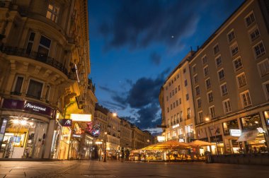 Viyana, Avusturya - 6 Haziran 2022. Nightscape Viyana şehir merkezi uzun pozlama fotoğrafçılık. Gece vakti şehir mimarisi binasında bulut manzarası.