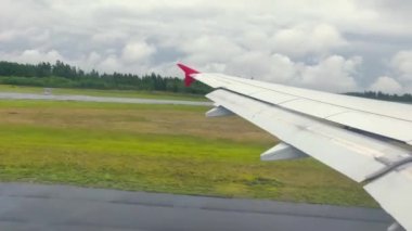 Uçak uçuşu. Bulutların üzerinde uçan bir uçağın kanatları. Gün batımı ve gündoğumu gökyüzü. Uçağın penceresinden bak. Uçak, uçak. Hava yoluyla seyahat etmek. 4K UHD video