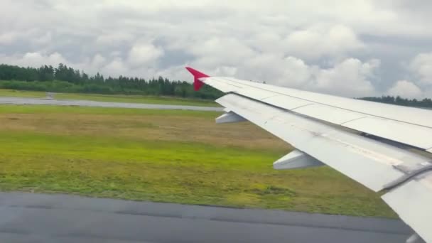 Vliegtuig Vliegt Vleugel Van Een Vliegtuig Dat Boven Wolken Vliegt — Stockvideo