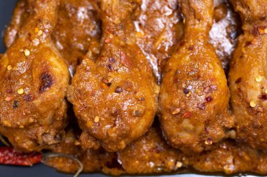 Hint usulü körili tavuk, Hint usulü körili, geleneksel hindistan cevizli ve siyah seramik bir kap içinde sıralanmış. Kopyalama arkaplanı, izole.