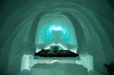 Kiruna, İsveç - 23 Şubat 2022, Ice Hotel ziyareti. Kiruna, İsveç 'teki IceHotel' in içindeki oda sanatı..