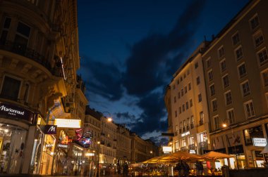 Viyana, Avusturya - 6 Haziran 2022. Nightscape Viyana şehir merkezi uzun pozlama fotoğrafçılık. Gece vakti şehir mimarisi binasında bulut manzarası.