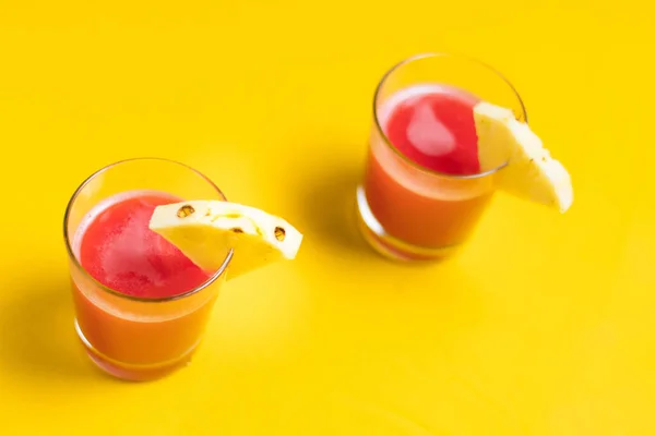 Sumo Abacaxi Closeup Vidro Perto Frutas Fatiadas Com Salpicos Liqid — Fotografia de Stock