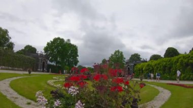 Viyana, Avusturya - 5 Haziran 2022. 4K yavaş çekim Hofburg ve schonnbrunn, Wien, Viyana Avusturya. Bulutlu turizm gününde bulutlu mavi gökyüzü. Akşam ve tarihi binalar.