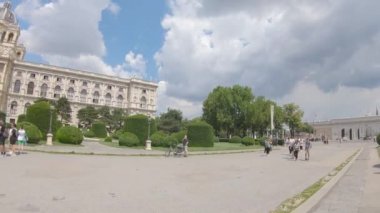 Viyana, Avusturya - 5 Haziran 2022. 4K yavaş çekim Hofburg ve schonnbrunn, Wien, Viyana Avusturya. Bulutlu turizm gününde bulutlu mavi gökyüzü. Akşam ve tarihi binalar.